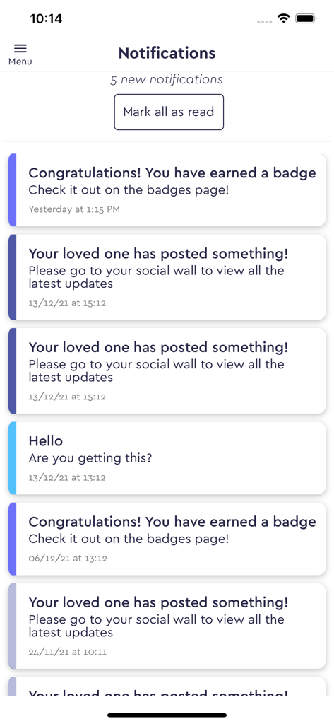 Eine Liste von Benachrichtigungen in der Intouch-App, die Updates von geliebten Menschen und erhaltene Abzeichen anzeigt.