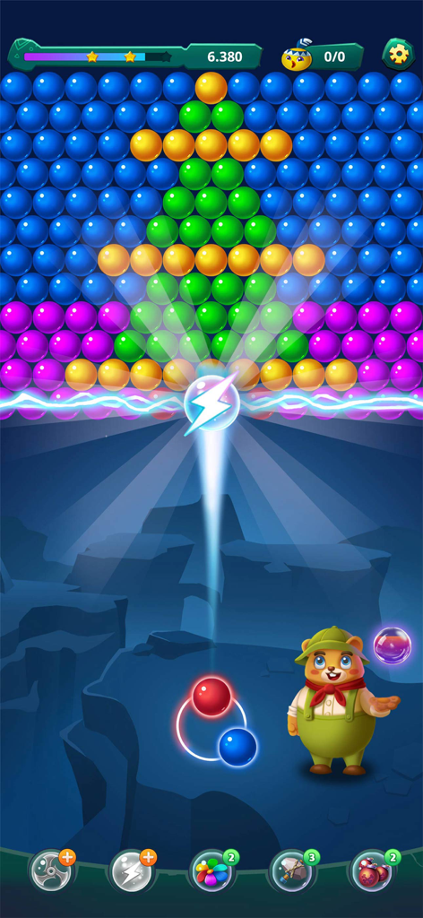 Uno screenshot del gameplay di un gioco sparatutto di bolle con un potenziamento a fulmine e un simpatico personaggio di orso