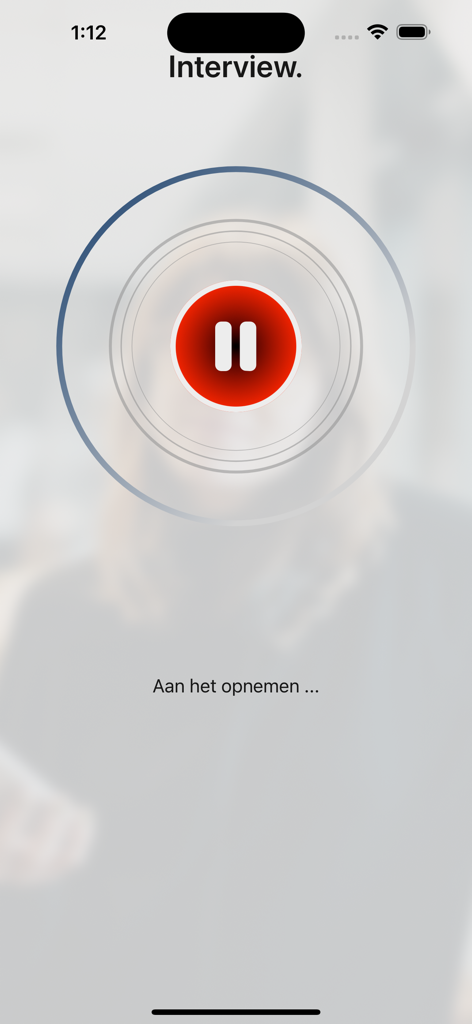 In2Dialog - In2Dialogモバイルアプリのインターフェース。大きな赤い一時停止ボタンが表示されたアクティブな面接録音画面。