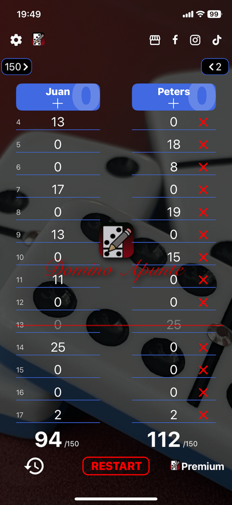 App digitale per il punteggio del domino che mostra una partita tra Juan e Peters con punteggi totali di 94 e 112.