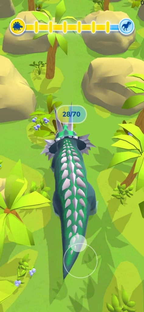 Hyper Evolution - Un triceratops navegando por un entorno de jungla de baja poligonización en el juego móvil Hyper Evolution.