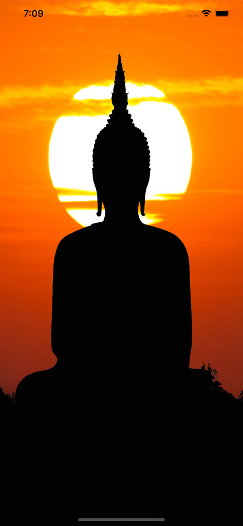 Buddhism Complete Guide - Silueta de una estatua de Buda meditando contra un atardecer naranja brillante