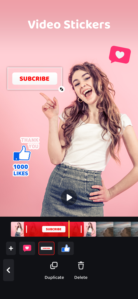 Una mujer usando el editor de vídeo móvil para agregar stickers de redes sociales como 'suscríbete' y 'me gusta' a su contenido de vídeo.