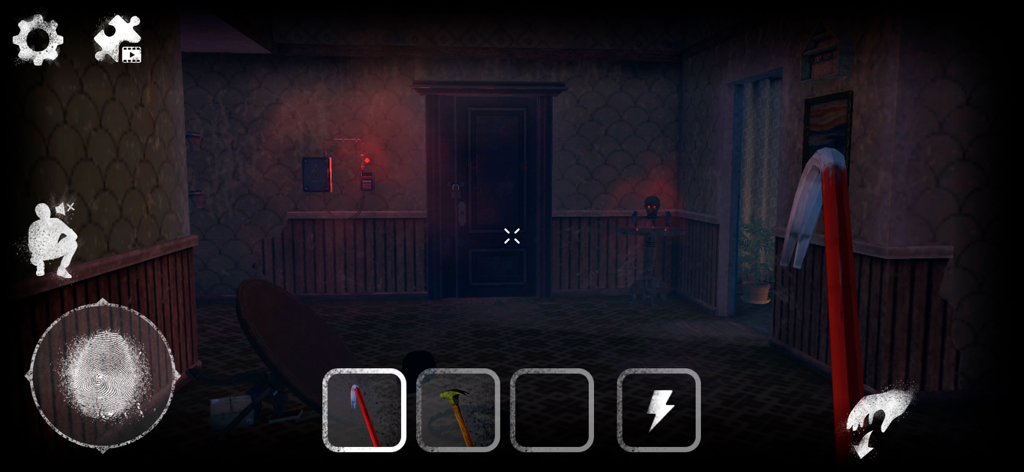 Teddy Freddy: Horror Games 3D - Vista en primera persona de un pasillo oscuro en el juego de terror Teddy Freddy con un cortapernos en la mano