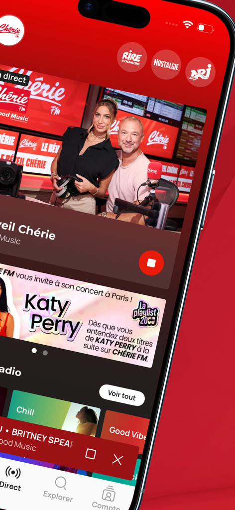 Chérie FM : Radios & Podcasts - スマートフォン上のCherie FMアプリのインターフェース。ライブラジオと音楽プレイリストを表示しています。