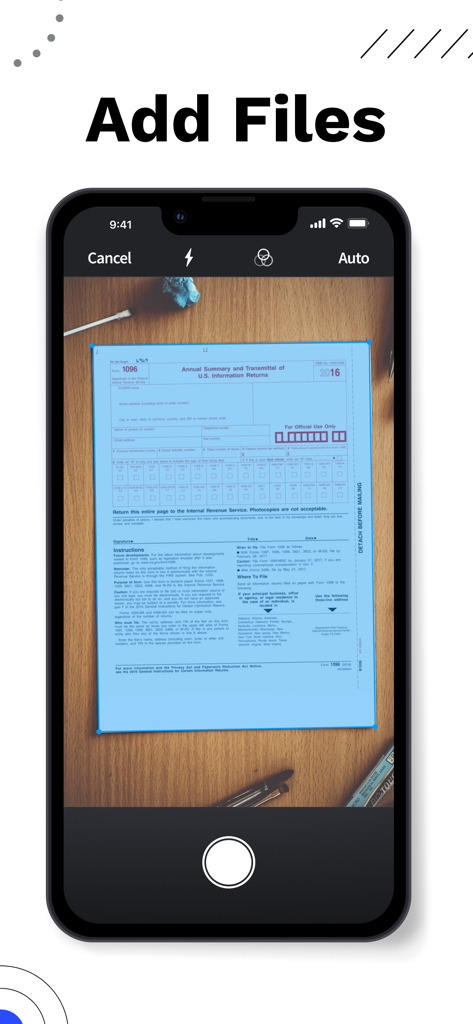 Uno smartphone che scansiona un documento fiscale utilizzando l'app mobile Canopy Client Portal