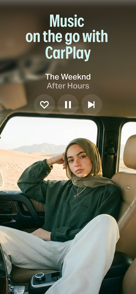 Yango Play Music: Listen now - Uma mulher de hijab sentada em um veículo com a interface Yango Play Music do CarPlay exibida