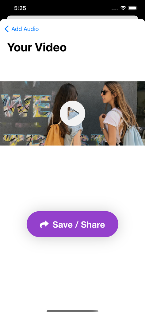 Add Music To Video and Picture - Interfaz mostrando una vista previa de vídeo de dos mujeres con un gran botón morado de guardar y compartir debajo