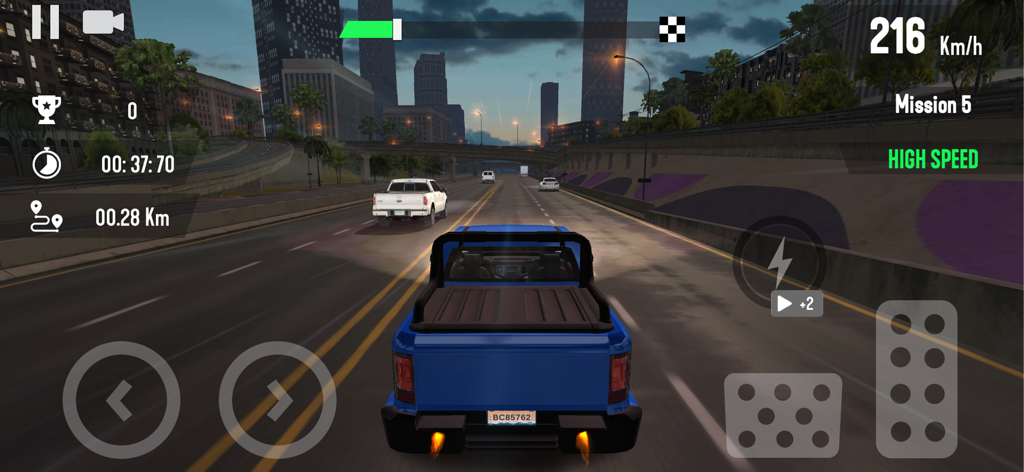 Traffic Driving Car Simulator - Juego en tercera persona de un camión azul compitiendo a alta velocidad en una autopista urbana por la noche en Traffic Driving Car Simulator.