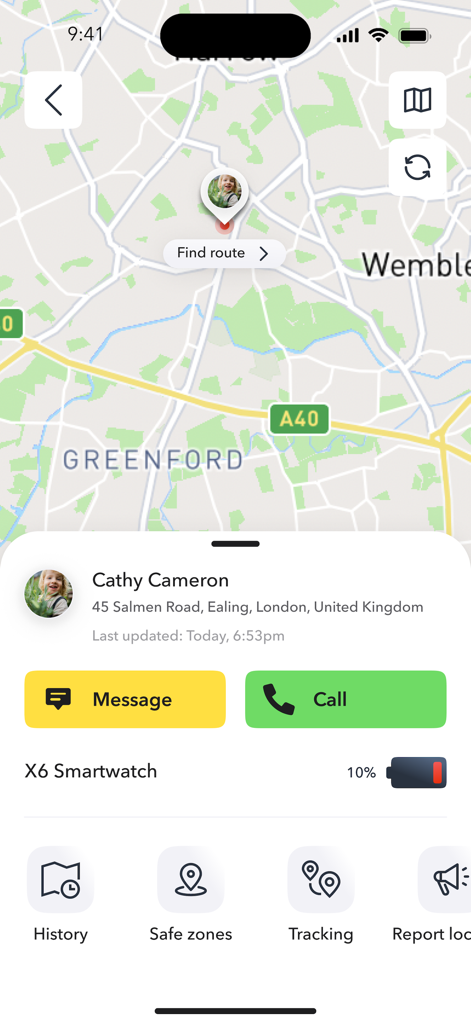 Interfaz de la aplicación Xplora mostrando la ubicación GPS en tiempo real de un niño en un mapa con opciones de llamada y mensaje