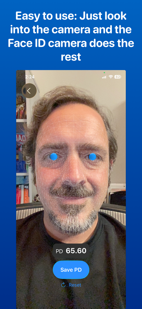 Pupillary Distance Ruler - Pupillary Distance Rulerアプリを使用している男性。3D顔メッシュとPD測定結果65.60mmが表示されています。