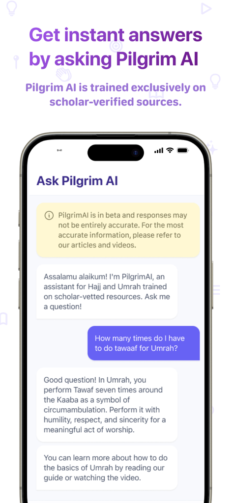 Un teléfono inteligente que muestra la interfaz de chat de PilgrimAI brindando respuestas verificadas por eruditos sobre rituales de Umrah.