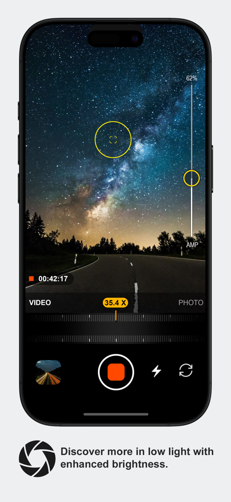Bildschirm der Fernglas-App, der einen sternenklaren Nachthimmel mit Low-Light-Verstärkung aufnimmt