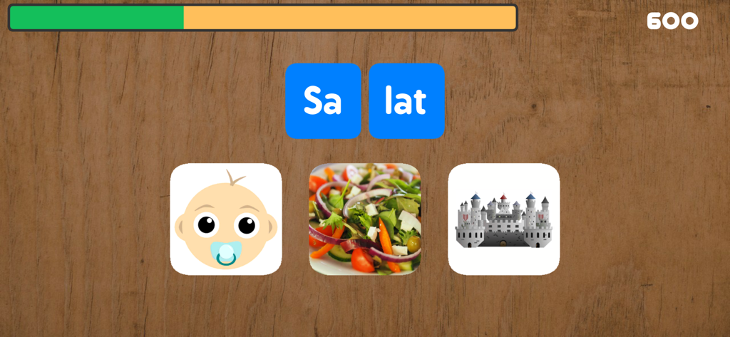 Silben lesen lernen - Bildschirm einer Lernspiel-Benutzeroberfläche, der die deutschen Silben Sa und lat anzeigt, um das Wort Salat mit passenden Bildern zu bilden