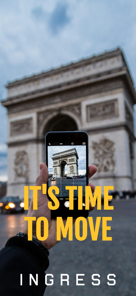 Ingress - Hand hält ein Smartphone vor dem Arc de Triomphe mit Ingress-Spieltext