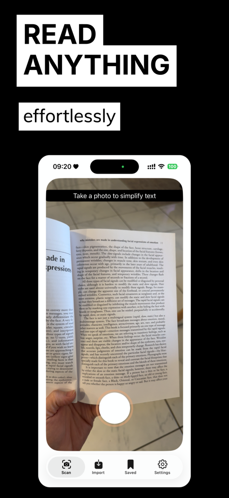 Text Summary TLDR: Simply - Un smartphone utilisant l'application Simply pour scanner une page de livre afin d'obtenir un résumé de texte instantané