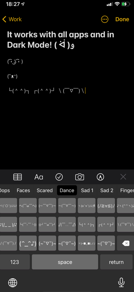 Um teclado iOS personalizado exibindo vários kaomojis japoneses no modo escuro.