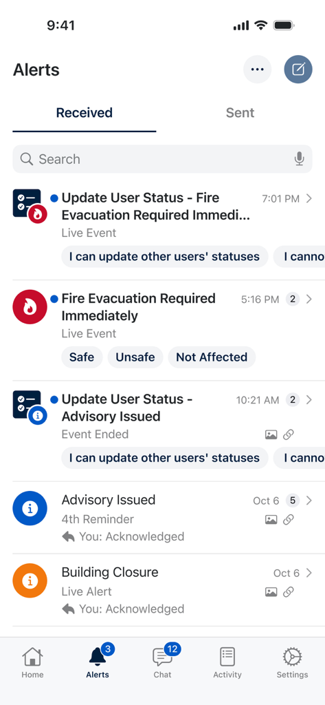Interface do aplicativo BlackBerry AtHoc mostrando alertas de emergência recebidos e notificações de evacuação de incêndio