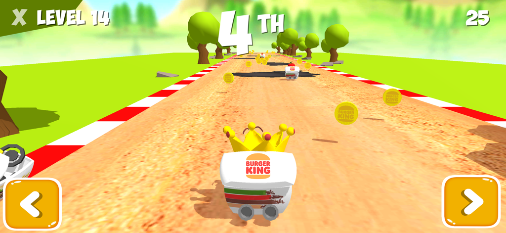 Un minijuego de carreras en 3D en la aplicación Burger King Jr Club con un coche con corona recogiendo monedas en una pista.