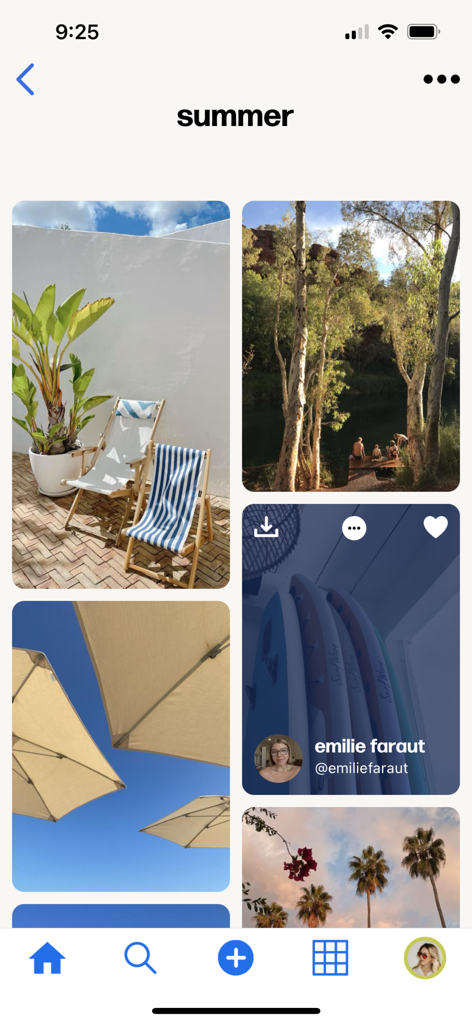 Uma grade estilo Pinterest de fotos de estética de verão dentro do aplicativo Dupe Photos mostrando cadeiras de praia, coqueiros e pranchas de surf.