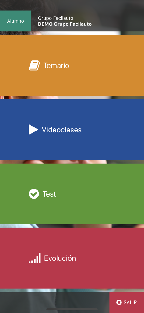 강의 계획, 동영상 강의, 시험 및 진행률 섹션을 특징으로 하는 Facilauto 운전 학교 앱의 메인 메뉴