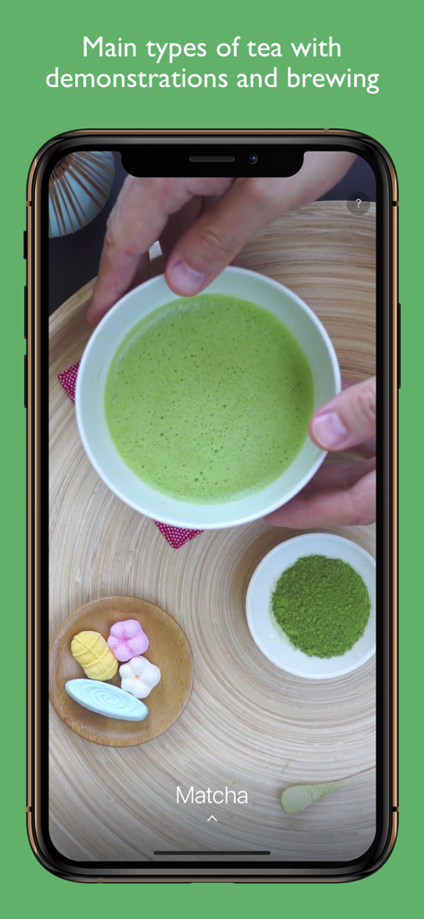 Eine Videodemonstration einer zubereiteten Schale Matcha-Grüntee mit traditionellen Süßigkeiten an der Seite.