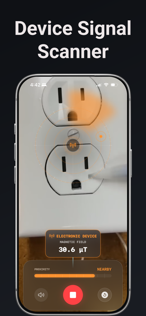 SYXO : Camera Tracker Detector - Tela do iPhone mostrando o aplicativo SYXO escaneando uma tomada elétrica em busca de sinais eletrônicos ocultos