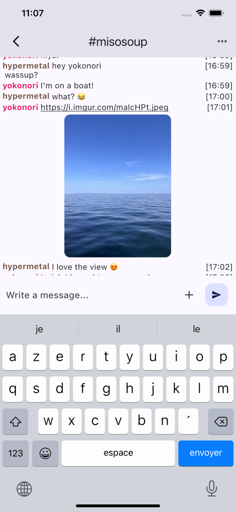 Aplicación Goguma IRC mostrando una pantalla de chat con mensajes de texto y una vista previa de imagen en línea del mar