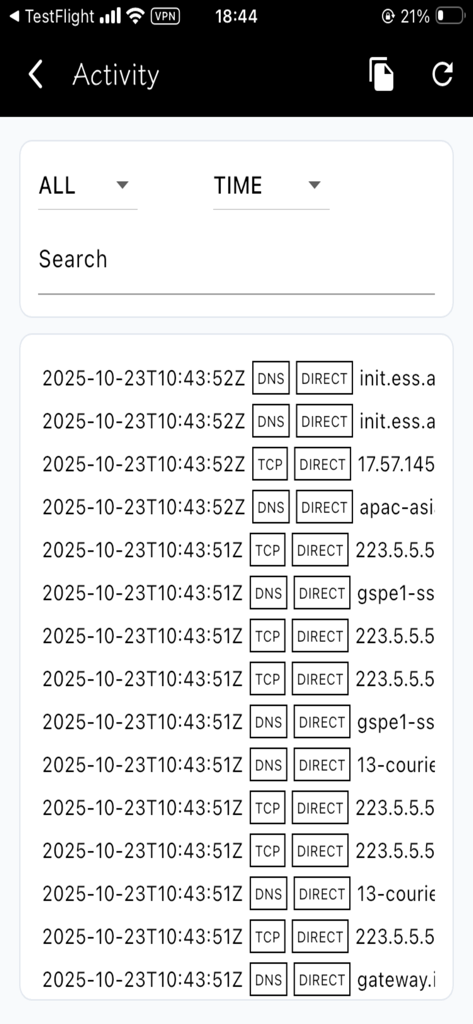 Interfaz de la aplicación Monitor de Actividad de Red que muestra un registro de solicitudes de red DNS y TCP con marcas de tiempo.