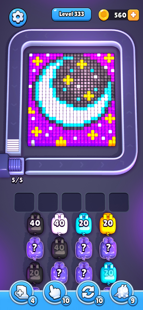 Uma tela de jogo móvel mostrando um quebra-cabeça de lua de arte de pixel com porcos codificados por cores e uma esteira