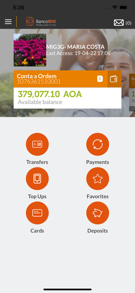 Tableau de bord de l'application mobile BNI NET Particulares affichant le solde du compte disponible en Kwanza angolais et un menu d'accès rapide pour les virements, les paiements et les dépôts.