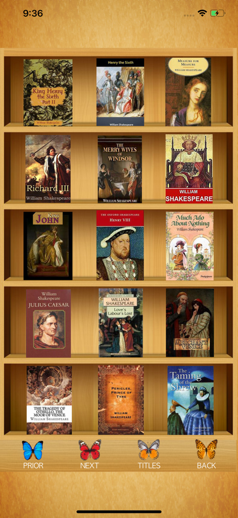 Eine digitale Holzregal-Oberfläche, die Cover verschiedener Shakespeare-Theaterstücke wie Richard III. und Julius Cäsar zeigt.