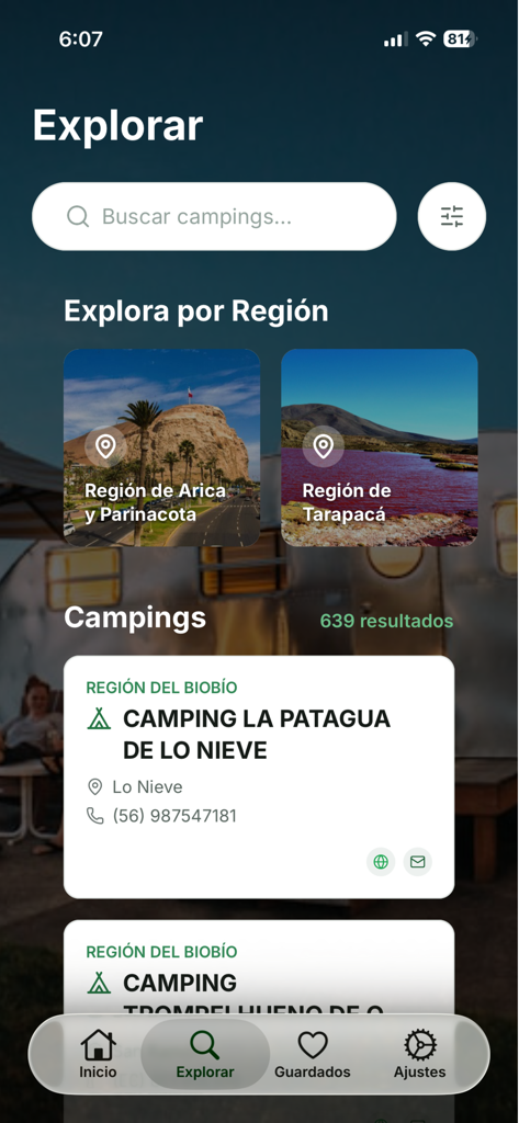 Camping Chile App-Oberfläche, die den Erkundungsbildschirm mit Suchleiste und regionalen Campingplatzkategorien anzeigt