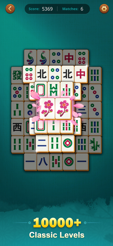 Mahjong Match：Classic Tiles！ - Pantalla del juego Mahjong que muestra losetas coincidentes y un banner con más de diez mil niveles clásicos