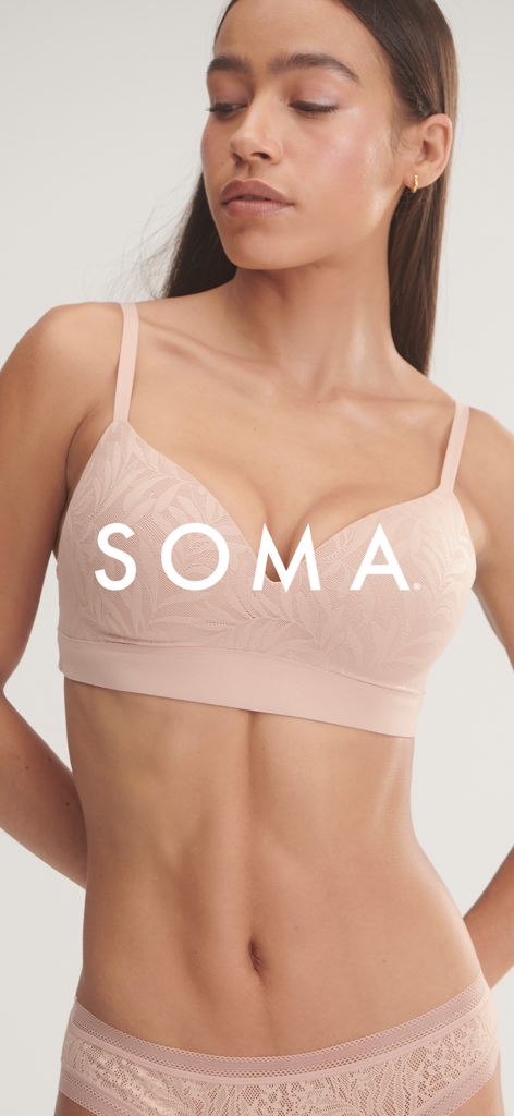 Uma mulher modelando um sutiã bege estampado e calcinha de renda combinando da Soma Intimates
