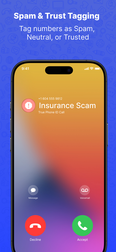 Schermata iPhone che mostra una chiamata in arrivo identificata come truffa assicurativa con opzioni per contrassegnare i numeri come spam o fidati