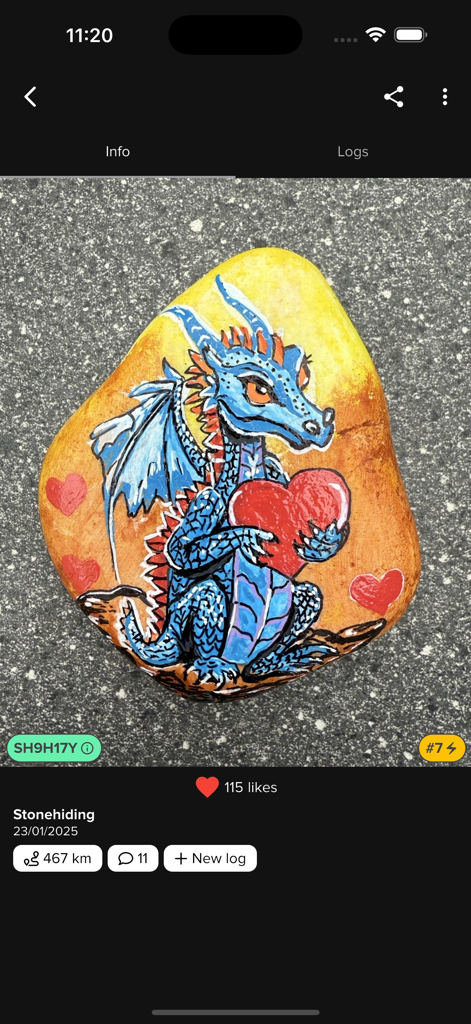 Stonehiding - Uma pedra pintada com um dragão azul a segurar um coração vermelho mostrada dentro da interface da app Stonehiding.