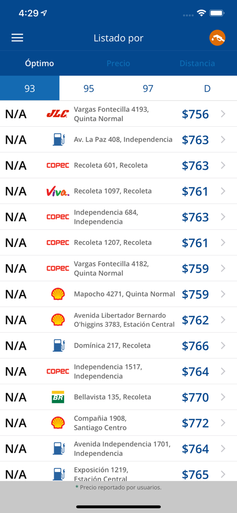 Una lista que muestra varias marcas de gasolineras, direcciones y precios de combustible en Chile en la aplicación móvil Bencina en Línea.