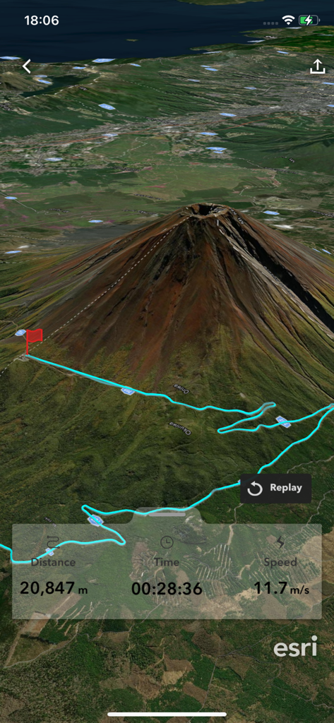 Una mappa 3D del terreno in ArcGIS Earth mostra un percorso GPS blu e statistiche di registrazione.