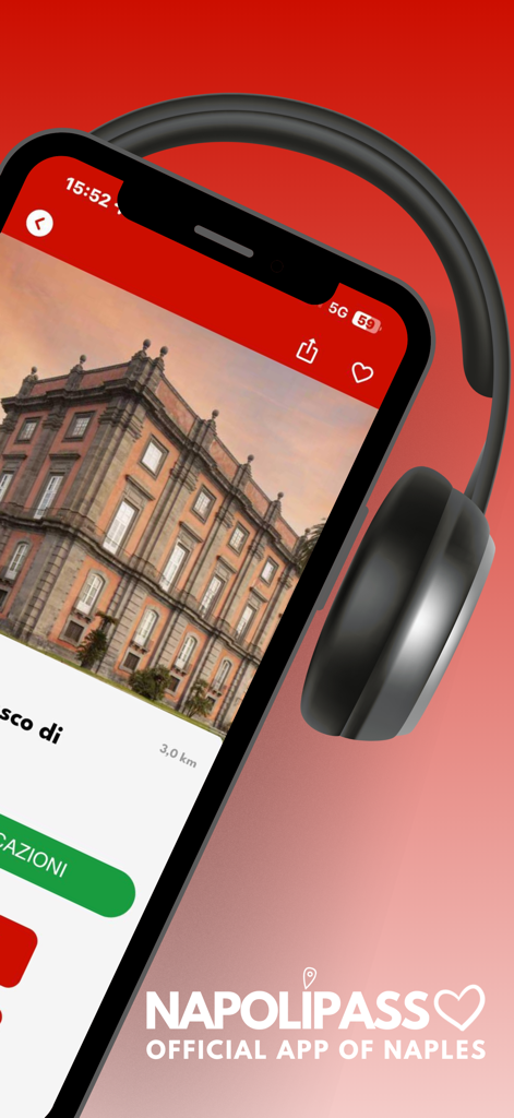 Smartphone che visualizza l'app Napoli Pass accanto a cuffie per un tour audio di un museo a Napoli