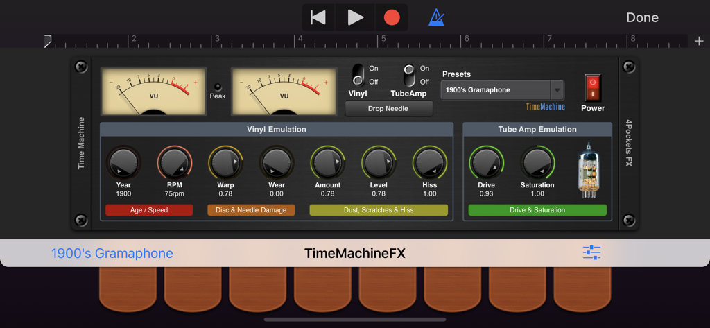 Time Machine AUv3 Plugin - Time Machine AUv3プラグインのインターフェース。レコードとチューブアンプエミュレーションコントロールを表示しています。