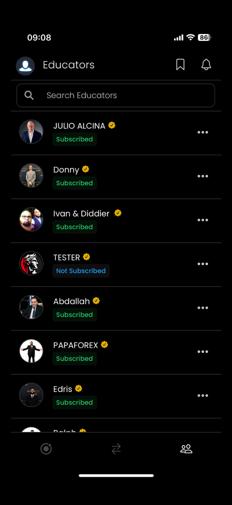 Solexx - Mobile App-Oberfläche, die eine Liste verifizierter professioneller Trading-Educators und deren Abonnementstatus anzeigt