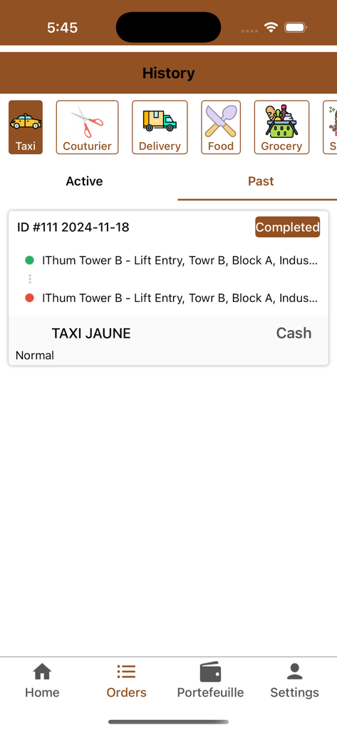 Panda User - La schermata cronologia dell'app Panda User che visualizza un ordine taxi completato e categorie di servizi tra cui cibo e consegna.