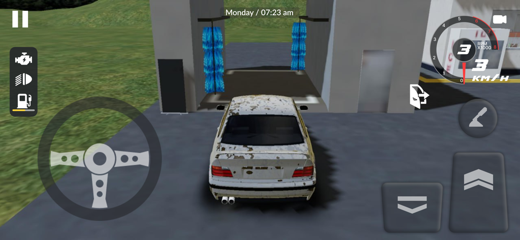 Una berlina bianca in un autolavaggio nel gameplay di Car for sale Dealer Simulator.