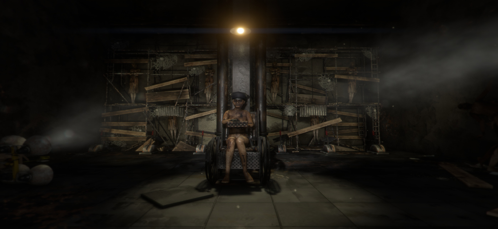 Forgotten Memories: Remastered - Uma figura assustadora sentada em uma cadeira de rodas sob um único holofote em um ambiente de terror de sobrevivência escuro