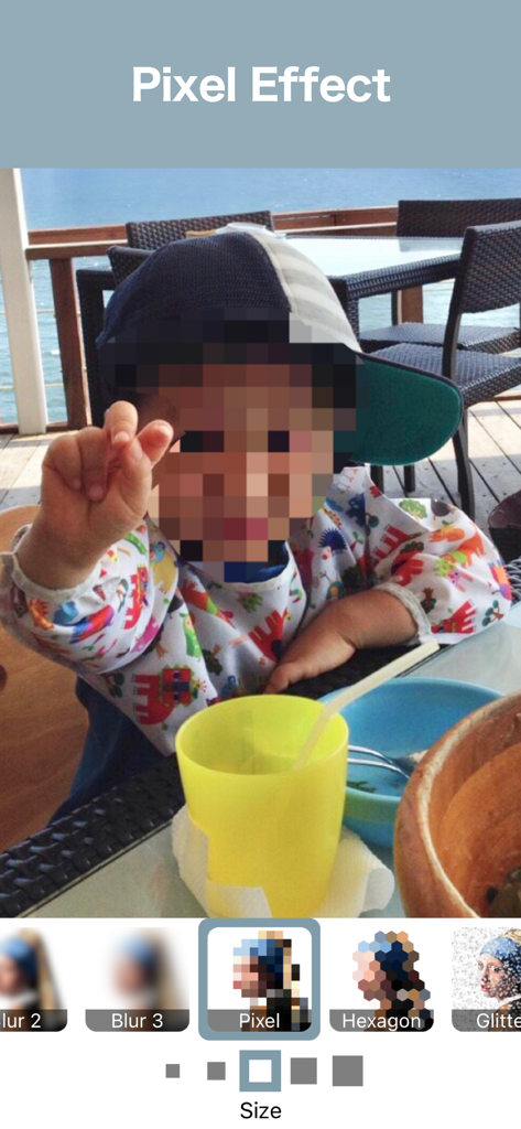 Uma foto de uma criança com o rosto pixelizado para privacidade usando a ferramenta de efeito de pixel do Editor de Fotos com Desfoque.