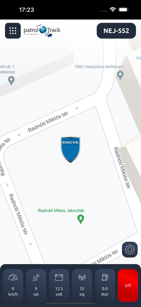 Oberfläche der PatrolTrack-App, die den Echtzeit-Fahrzeugstandort auf einer Karte und ein Dashboard mit Daten zu Geschwindigkeit, Akku, Signal und Kraftstoff anzeigt.