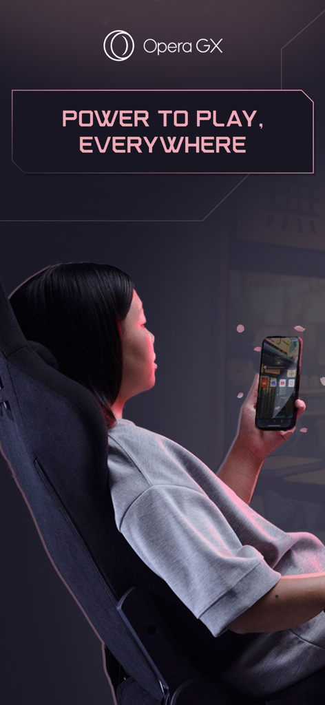 Opera GX - Una persona sentada en una silla gamer usando el navegador móvil Opera GX en su smartphone