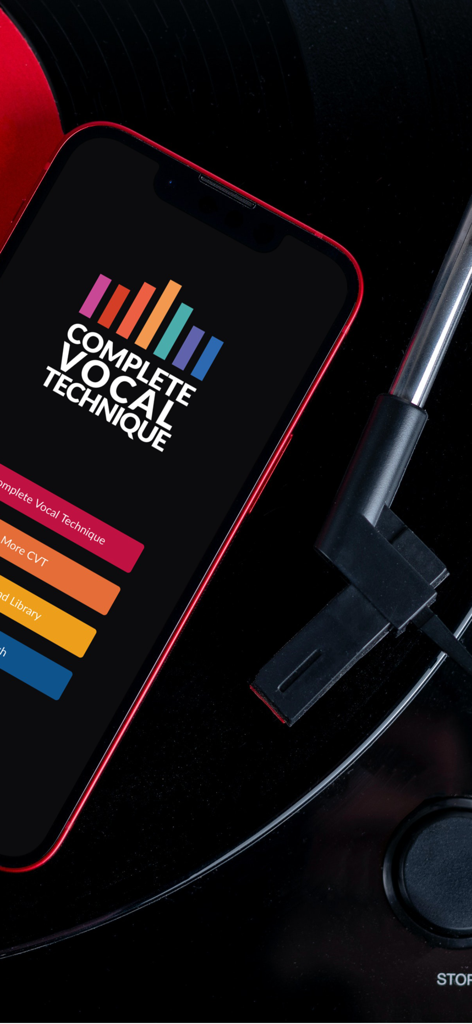 Complete Vocal Technique - Smartphone affichant l'interface de l'application Complete Vocal Technique sur un tourne-disque vinyle