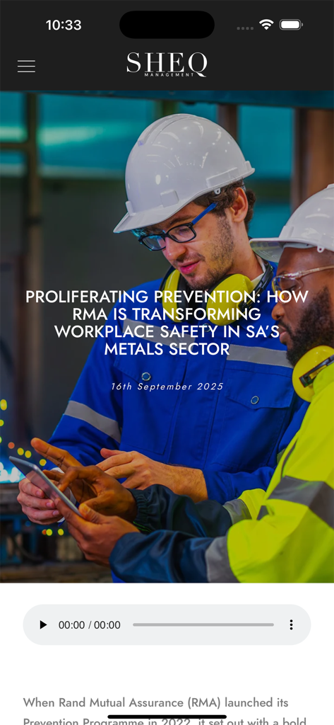 Dois trabalhadores industriais usando capacetes e equipamentos de segurança olhando para a tela de um tablet com um artigo sobre segurança no local de trabalho